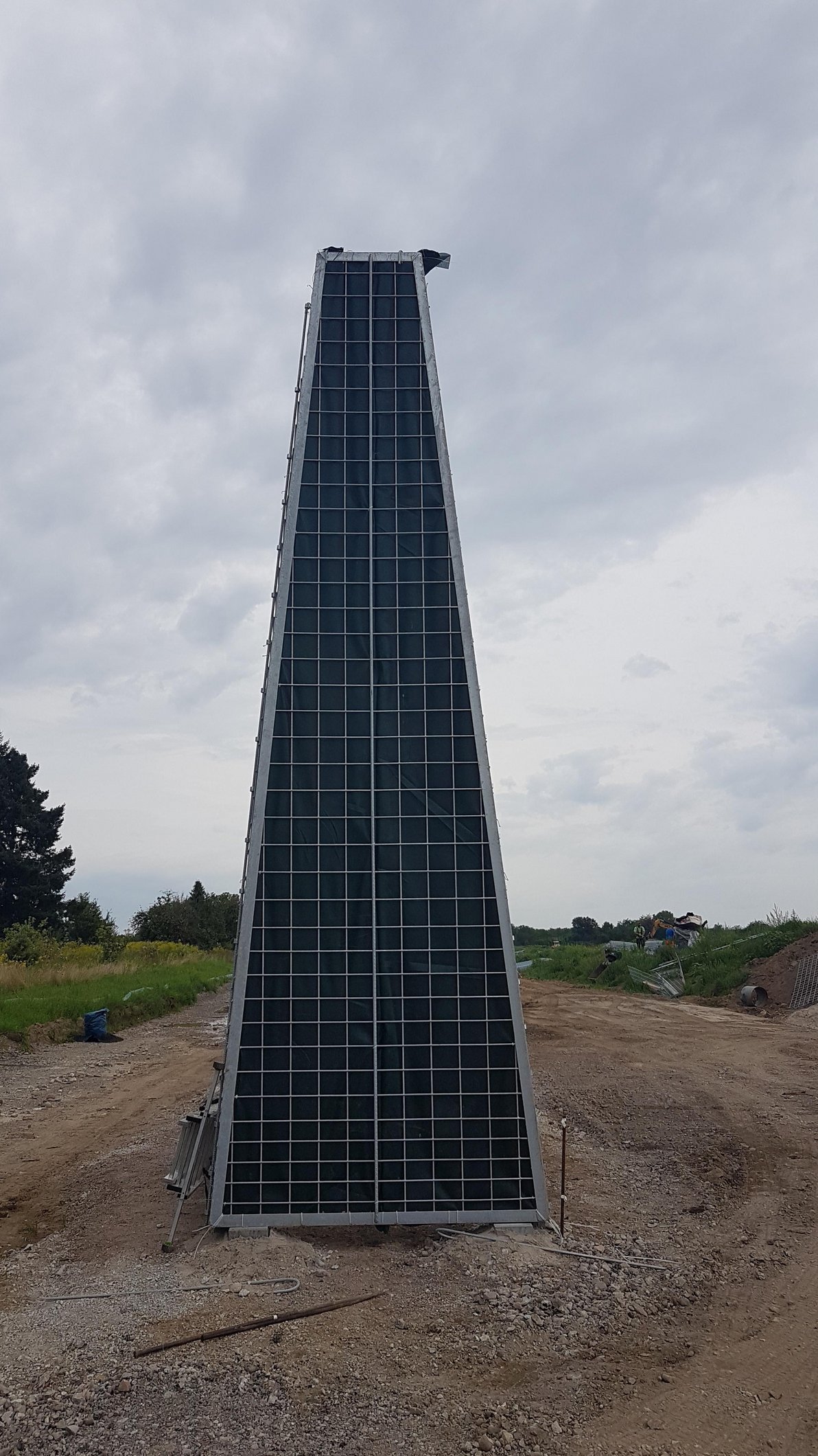 Sicht auf die Lärmschutzwand von vorne.