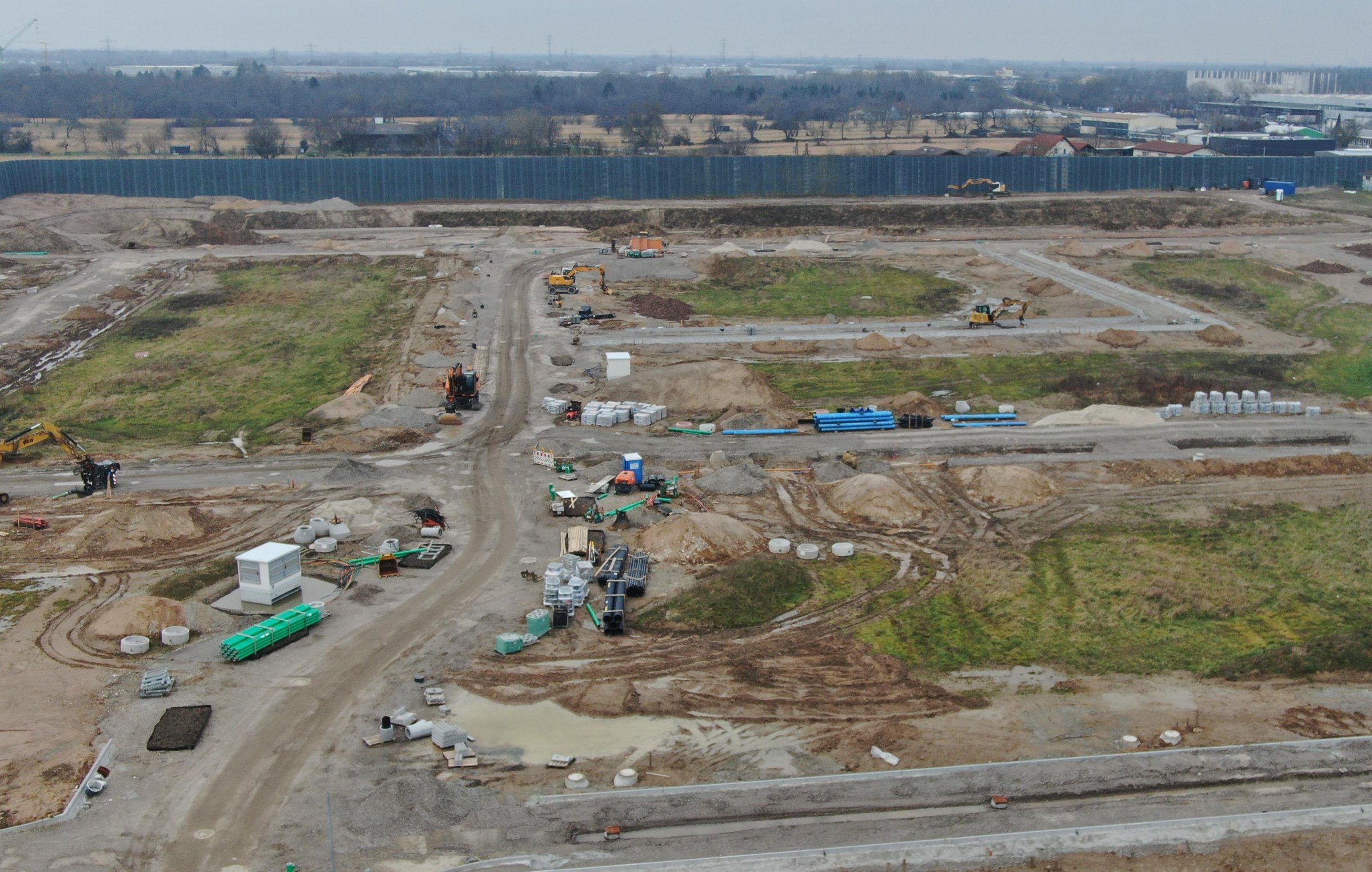 Auf dem Bild sehen Sie die laufenden Straßenarbeiten im nördlichen Bereich des Neubaugebiets mit Blick zur Bahnlinie.